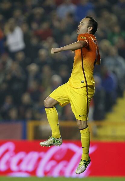 Andres Iniesta celebra su gol.
