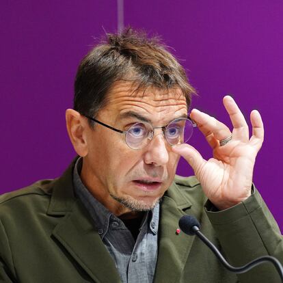 (Foto de ARCHIVO)
El fundador de Podemos, Juan Carlos Monedero, interviene en el acto de apoyo a la candidatura de Podemos Galicia 'Rexurdir' para dirigir Podemos Galicia, a 14 de diciembre de 2022, en Santiago de Compostela, A Coruña, Galicia (España). Juan Carlos Monedero considera que es el momento de un "cambio" en la formación en Galicia y que 'Rexurdir Podemos Galicia', candidatura alternativa que, liderada por Gonzalo Busqué, opta a dirigir la formación en la Comunidad, es la mejor opción para conseguirlo.
Álvaro Ballesteros / Europa Press
14 DICIEMBRE 2022;SANTIAGO DE COMPOSTELA;A CORUÑA;PODEMOS GALICIA REXURDIR
14/12/2022