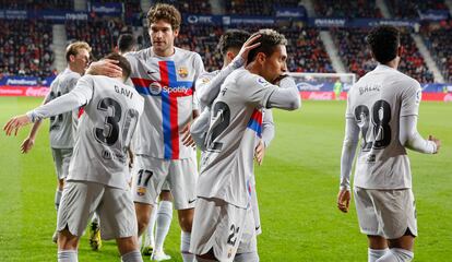 Los jugadores del Barcelona celebran el gol de Raphinha ante Osasuna este martes en El Sadar.