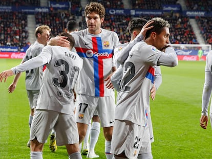 Los jugadores del Barcelona celebran el gol de Raphinha ante Osasuna este martes en El Sadar.