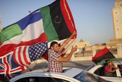 Celebración de la toma del complejo presidencial de Bab el Azizia por los insurgentes, ayer en Bengasi.