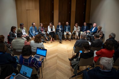 El presidente del CGPJ, Vicente Guilarte 8en el centro), junto al resto de participantes en el debate celebrado este martes en el Ateneo de Madrid sobre el CGPJ.