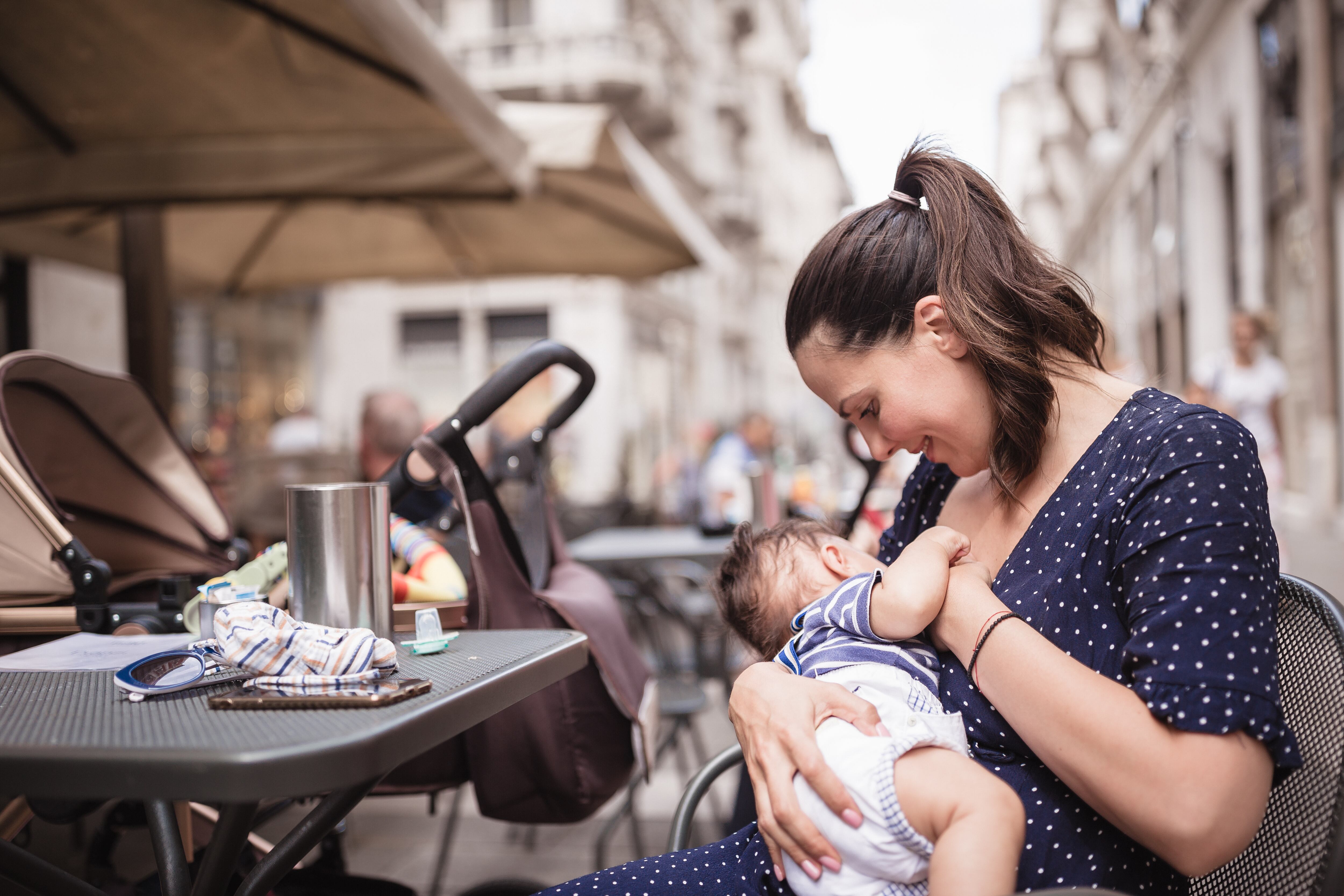 Vivir el posparto en verano: cómo fomentar el bienestar de la madre y del recién nacido 