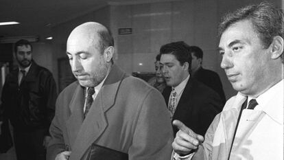 Luis Roldán, exdirector general de la Guardia Civil, en los juzgados de la plaza de Castilla acompañado de su abogado, Gonzalo Casado, para declarar ante el juez por injurias, en 1994.