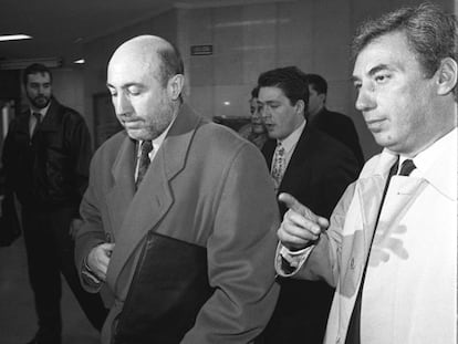Luis Roldán, exdirector general de la Guardia Civil, en los juzgados de la plaza de Castilla acompañado de su abogado, Gonzalo Casado, para declarar ante el juez por injurias, en 1994.