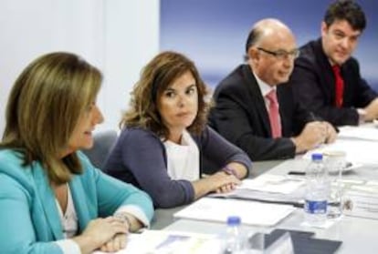 (De i. a d.) La ministra de Empleo, Fátima Báñez; la vicepresidenta del Gobierno, Soraya Sáenz de Santamaría; el ministro de Hacienda, Cristóbal Montoro, y el director de la Oficina Económica de Moncloa, Álvaro Nadal, esta semana en el palacio de La Moncloa para ultimar el real decreto sobre el plan Prepara.