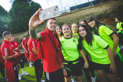 Iago Aspas, el pasado jueves con jugadoras de la Unión Deportiva Mos, que a partir de la temporada que viene serán As Celtas, en la ciudad deportiva de A Madroa (Vigo).