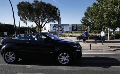 Un coche descapotable atraviesa un paso peatonal en Avenida de Europa.