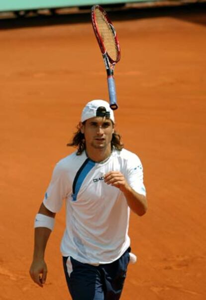 David Ferrer lanza su raqueta al aire tras un error.