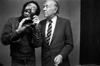 Autorretrato de Vasco Szinetar con Jorge Luis Borges en 1982