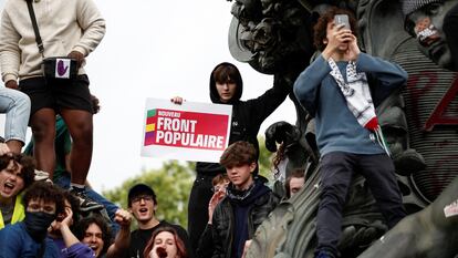 Un joven sostiene un cartel del Nuevo Frente Popular, que aglutina a las fuerzas de izquierda para las próximas elecciones legislativas de Francia, durante una manifestación en contra de la extrema derecha en París, el 15 de junio.