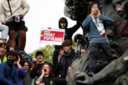 Cartel del Nuevo Frente Popular en una manifestación contra Reagrupamiento Nacional, el 15 de junio, en París.