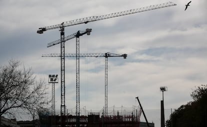 Grúas en un edificio en construcción de un edificio de viviendas en Barcelona.