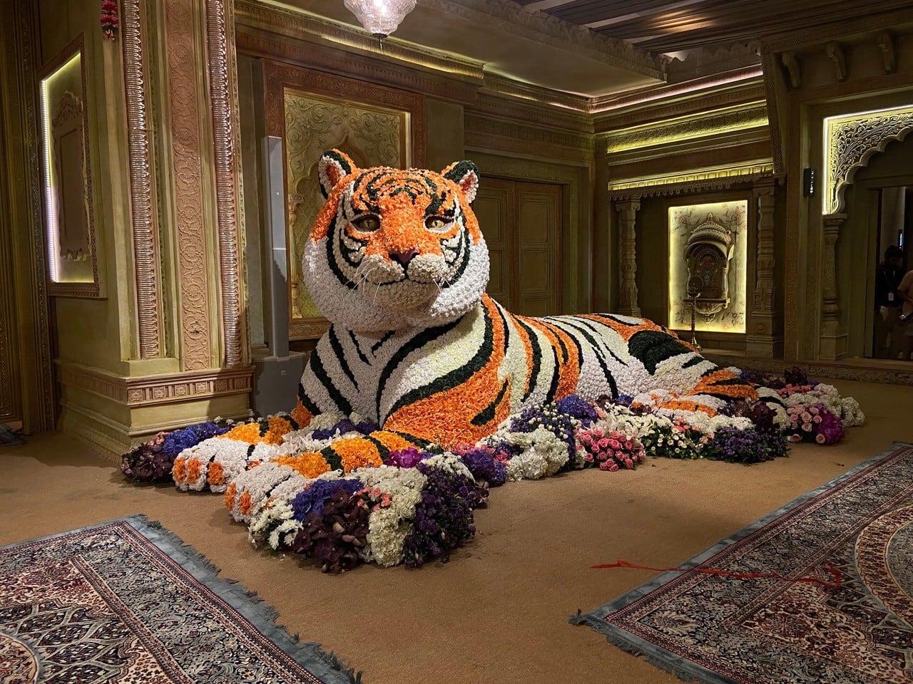 Una de las más de 60 esculturas de flores con formas de animal que el diseñador de eventos Preston Bailey creó para la boda del hijo mayor de la familia Ambani, en la India, en julio de 2024.