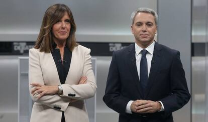 Los presentadores del debate, Ana Blanco y Vicente Vallés.