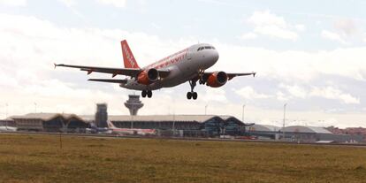 Un avión de Easyjet en el aeropuerto de Madrid-Barajas.