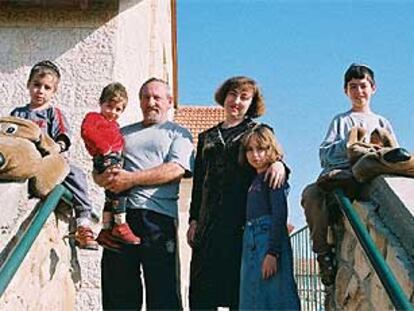 Miriam Gorov posa con sus cuatro hijos y su padre en su casa de Jerusalén.