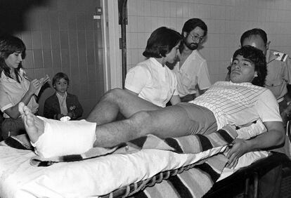 Maradona, tras su lesión con el Barça en 1983.