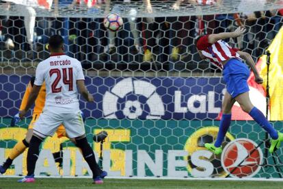 El defensa uruguayo del Atlético de Madrid Diego Godín marca gol al Sevilla durante el partido correspondiente a la vigésimo octava jornada de LaLiga Santander disputado en el estadio Vicente Calderón.