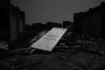 Puerta en el exterior de una fábrica abandonada donde viven varias personas. Todos los fines de semana las empresas vierten residuos cerca de la fábrica, a saber, ropa para vestir, objetos para vender, pero, sobre todo, materiales preciosos para construir casas en el interior del edificio olvidado desde hace tiempo. La fábrica ha servido de hogar a diferentes familias y personas desde 2013 hasta la actualidad, siendo uno de tantos en una crisis oculta en Lisboa, uno de los principales destinos turísticos.