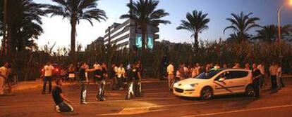 Asistentes a la discoteca Pachá en Ibiza esperan en la madrugada de ayer en la parada de taxis cercana.