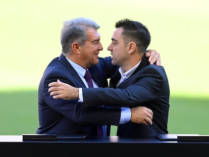 Laporta y Xavi, el día de la presentación de este como nuevo entrenador, en noviembre de 2021. 