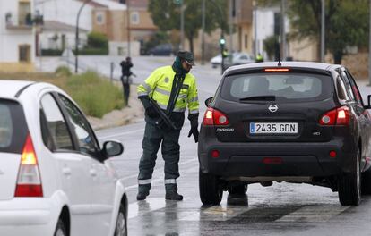 La Guardia Civil custodia la entrada de El Salobral en Albacete donde un hombre ha asesinado a tiros a dos personas.