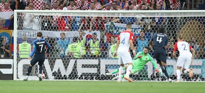 Antoine Griezmann marca el segundo gol de Francia de penalti. 