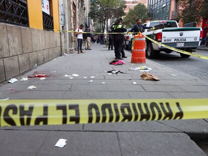 El sitio de la balacera ya acordonado, sobre la calle República de Uruguay.