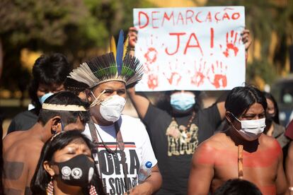 Indígenas protestam em frente ao Congresso, em Brasília, contra o PL 490, na última terça.