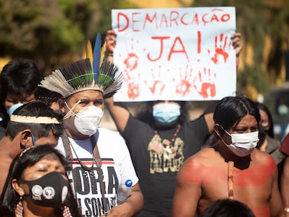 Indígenas protestam em frente ao Congresso, em Brasília, contra o PL 490, na última terça.