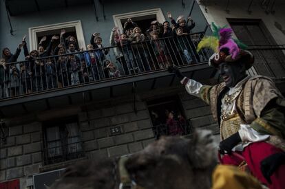 Baltasar saluda a los niños durante la cabalgata en Pamplona.