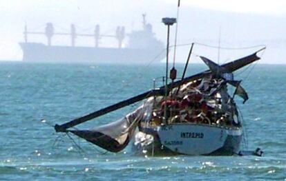 Estado en el que quedó el yate <i>Intrepid</i> tras recibir el impacto de la ballena.