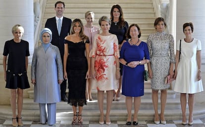 Gauthier Destenay, na segunda fila, ao lado das primeiras-damas na reunião da OTAN em Bruxelas.