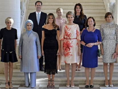 Gauthier Destenay, na segunda fila, ao lado das primeiras-damas na reunião da OTAN em Bruxelas.