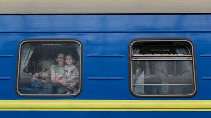 Una familia abandona Ucrania en dirección Polonia desde la estación de tren de Lviv.