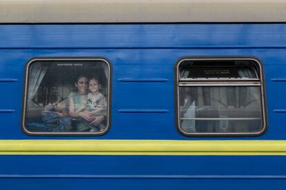 Una familia abandonaba Ucrania en dirección a Polonia desde la estación de tren de Lviv.