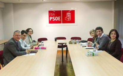 Representantes del PSOE y de UPyD, en la reuni&oacute;n de hoy.