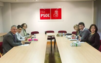 Representantes del PSOE y de UPyD, en la reunión de hoy.