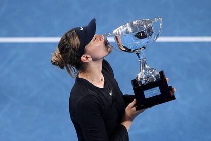 La tenista española Paula Badosa besa el trofeo que le acredita como campeona del torneo internacional de Sidney después de vencer en la final por 6-3, 4-6 y 7-6(4) a la checa Barbora Krejcikova este sábado en Sidney (Australia).