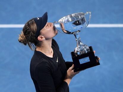 La tenista española Paula Badosa besa el trofeo que le acredita como campeona del torneo internacional de Sidney después de vencer en la final por 6-3, 4-6 y 7-6(4) a la checa Barbora Krejcikova este sábado en Sidney (Australia).