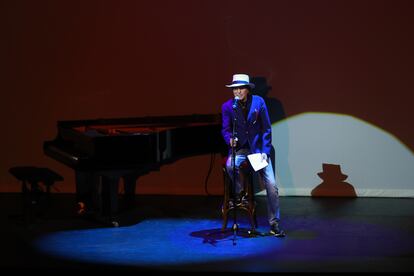 El cantautor Joaquín Sabina, en el acto de entrega del título de Hija Predilecta de Madrid a Almudena Grandes, en el Teatro Español.