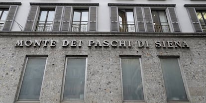Fachada de la sede del banco Monte Dei Paschi di Siena en Mil&aacute;n.