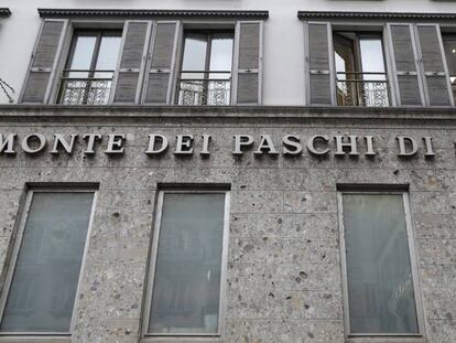 Fachada de la sede del banco Monte Dei Paschi di Siena en Mil&aacute;n.