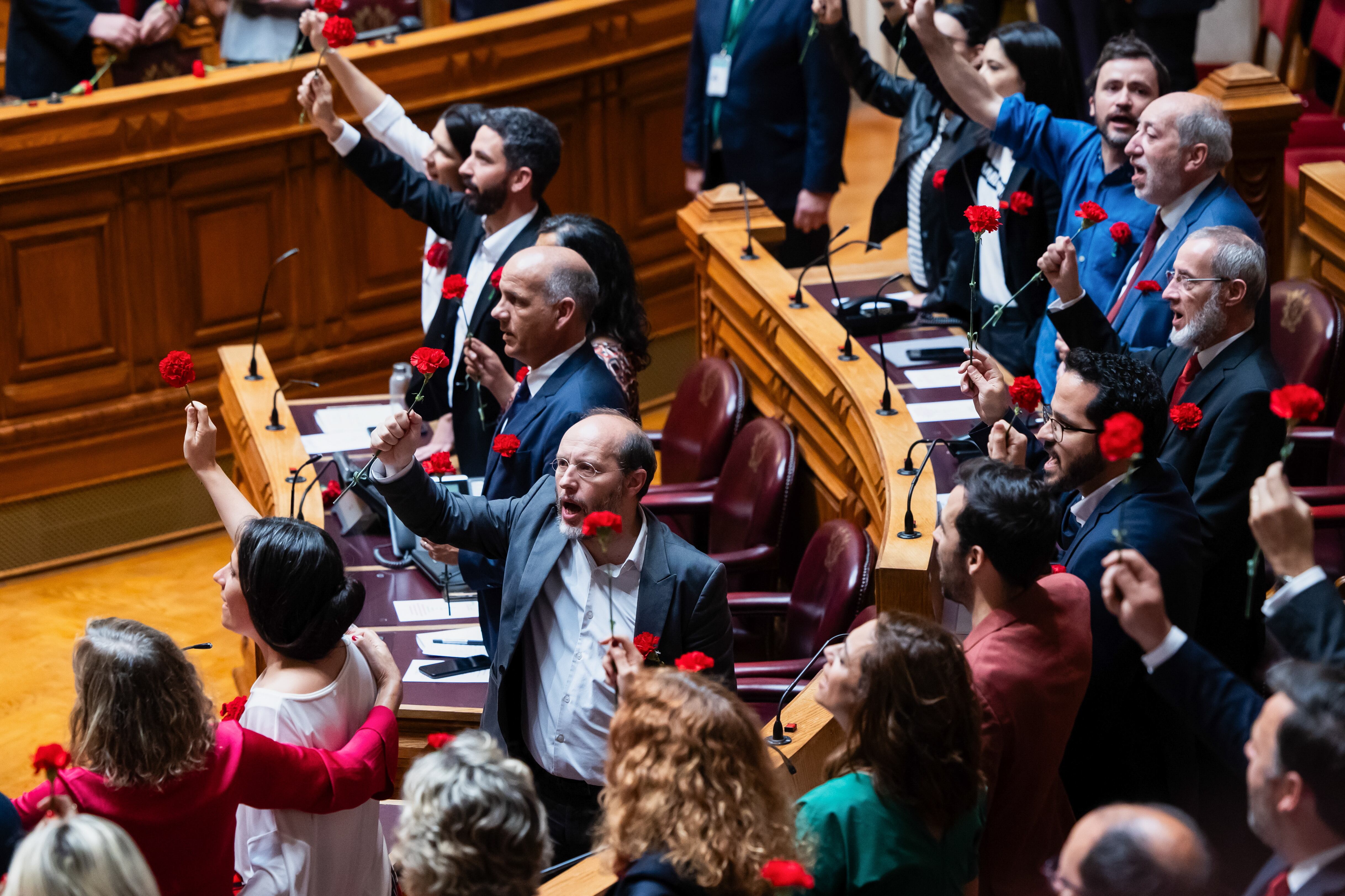 Los diputados portugueses durante la sesión solemne conmemorativa del 50 aniversario de la Revolución de los Claveles, en el Parlamento portugués en Lisboa, este jueves.