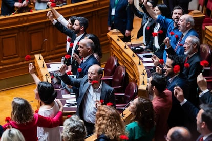 Portuguese deputies during the solemn session commemorating the 50th anniversary of the Carnation Revolution, in the Portuguese Parliament in Lisbon, this Thursday.