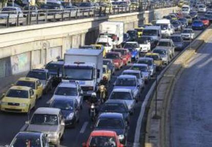 Coches atrapados en un atasco en Atenas (Grecia). EFE/Archivo