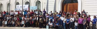 Miembros de la plataforma contra la privatizaci&oacute;n del agua de El Puerto, durante un protesta