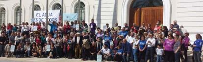 Miembros de la plataforma contra la privatización del agua de El Puerto, durante un protesta