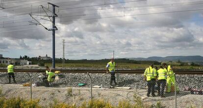 Técnicos de Adif, en imagen de archivo, supervisan el cable de cobre y la fibra tras una acción de sabotaje.